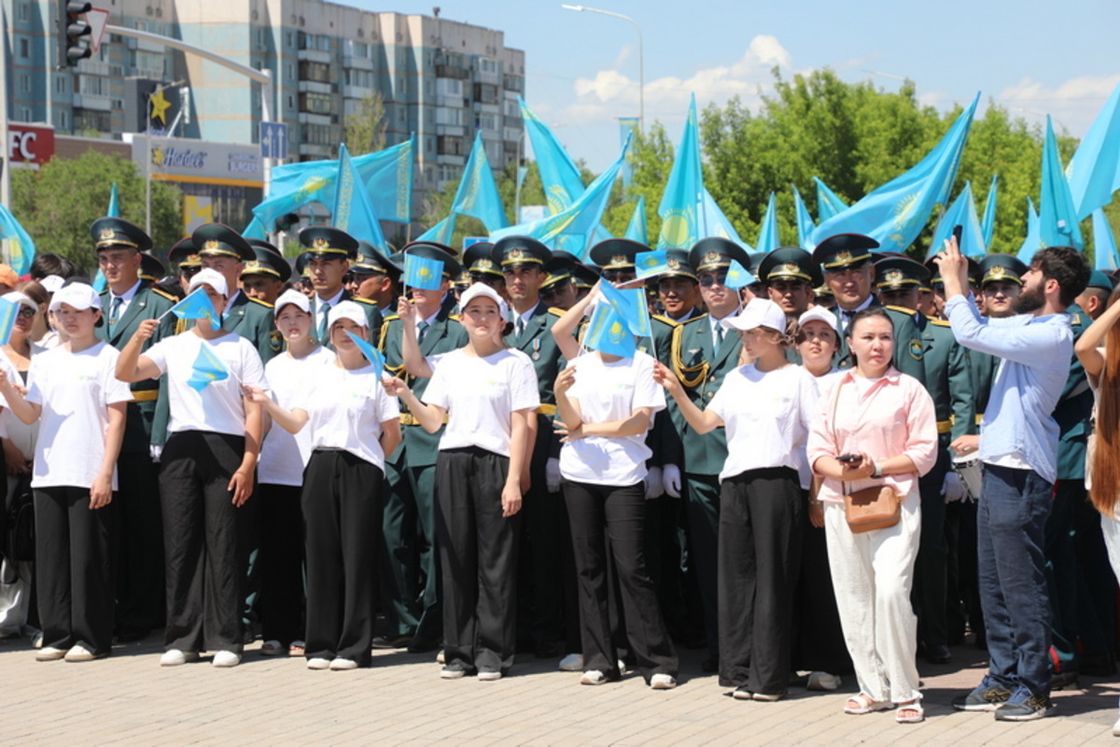 Молодежь с флагами