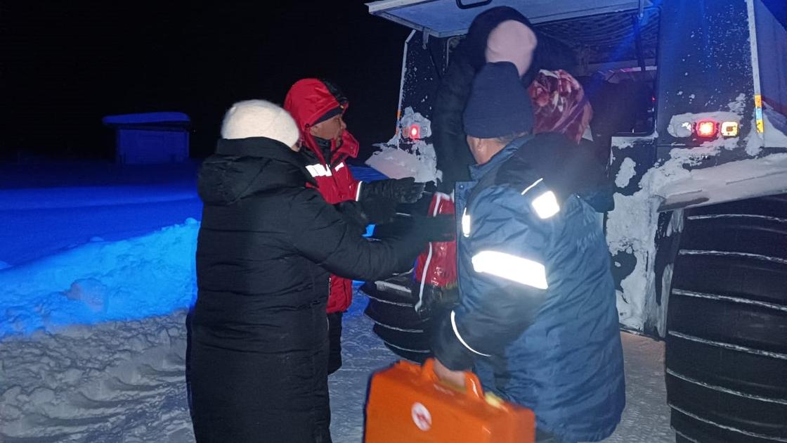 Сотрудники ДЧС ВКО транспортируют беременную женщину на вездеходах "Шерп" в больницу
