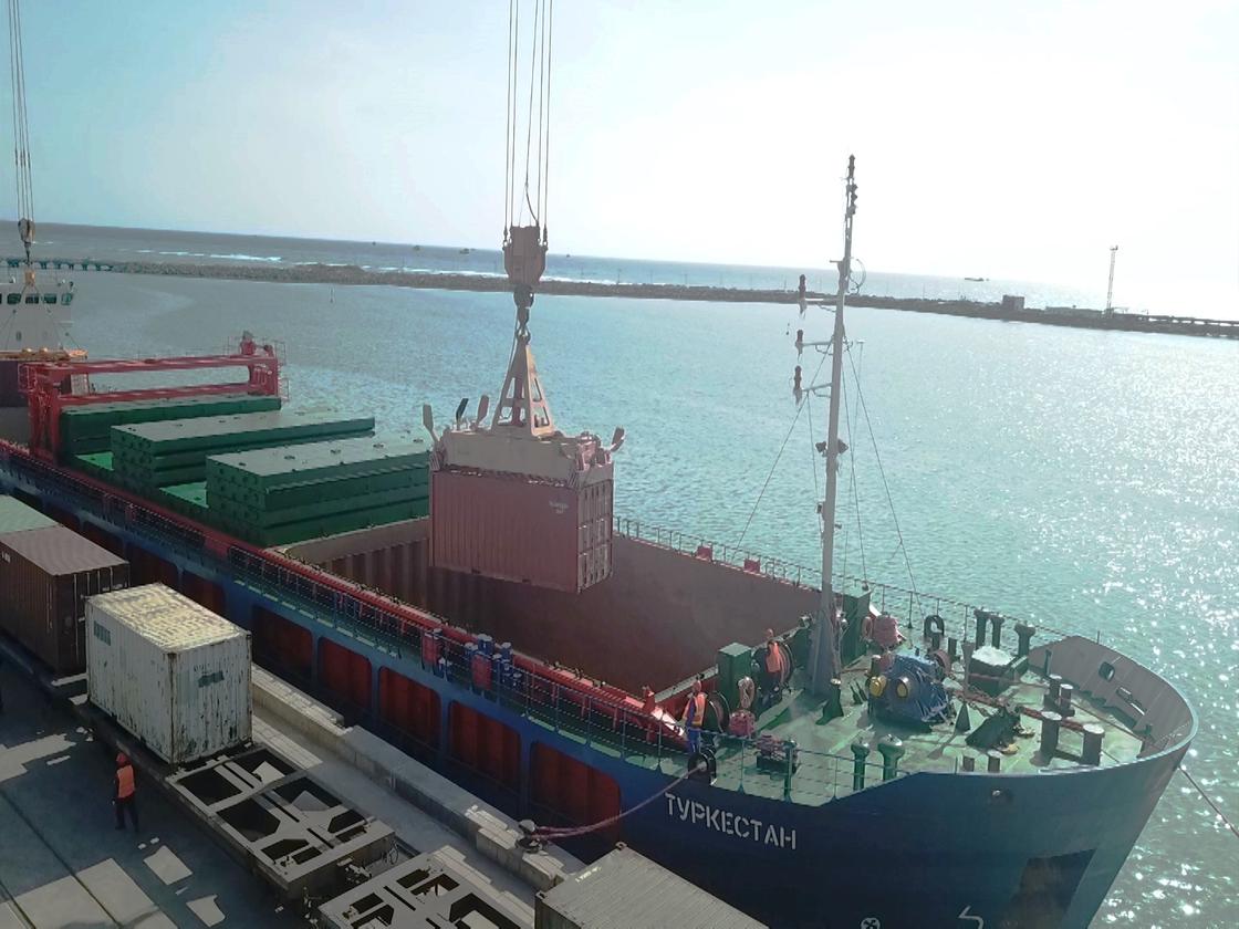 В порту Актау открыли регулярное фидерное сообщение