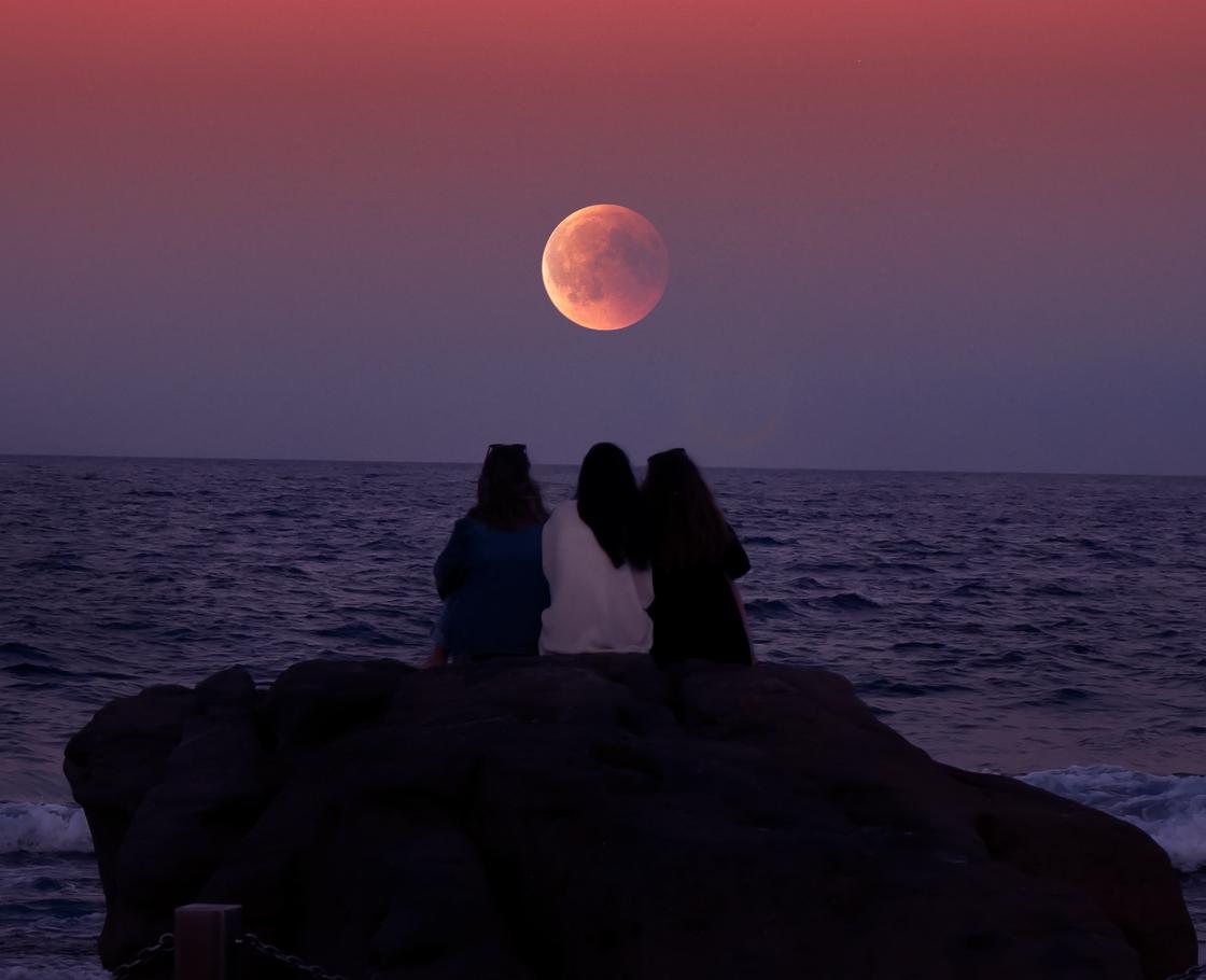 Луна и девушки на фоне моря