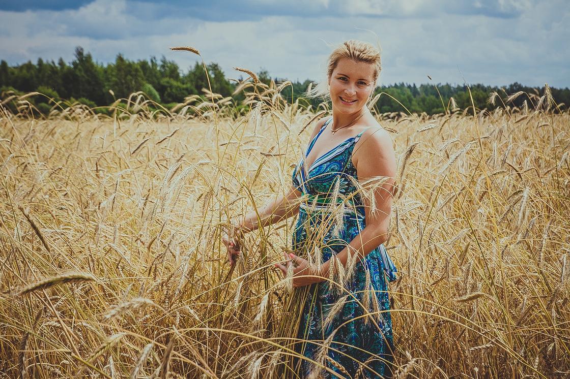 Русская девушка на пшеничном поле
