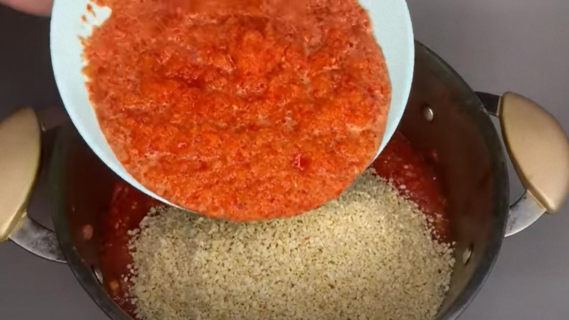 Измельченный перец и корень хрена засыпают в кастрюлю с томатами Измельченный перец и корень хрена засыпают в кастрюлю с томатами