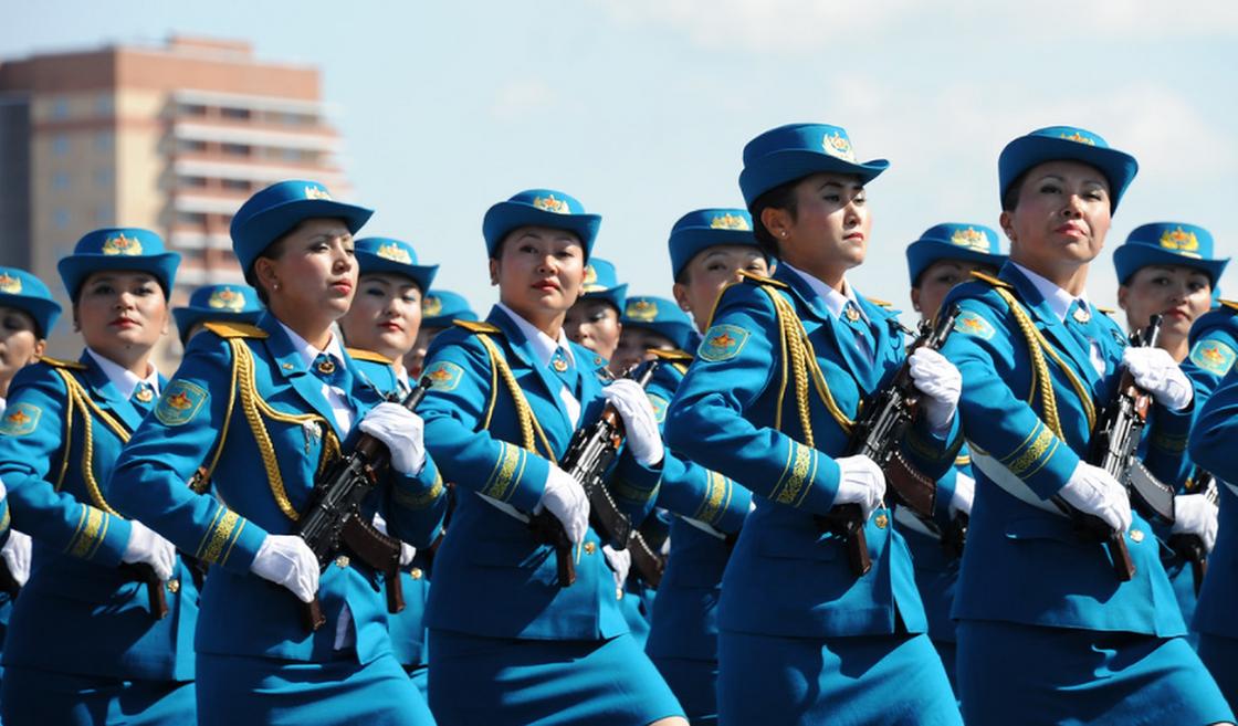 Строй девушек-военнослужащих Строй девушек-военнослужащих