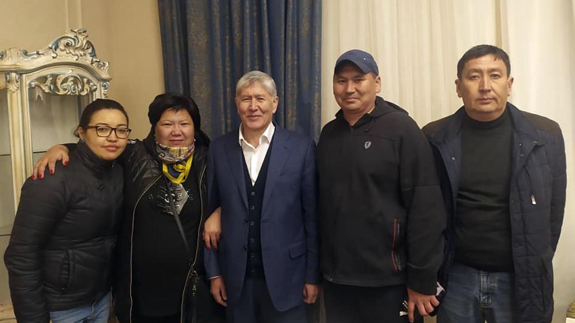 Алмазбек Атамбаев стоит в окружении людей