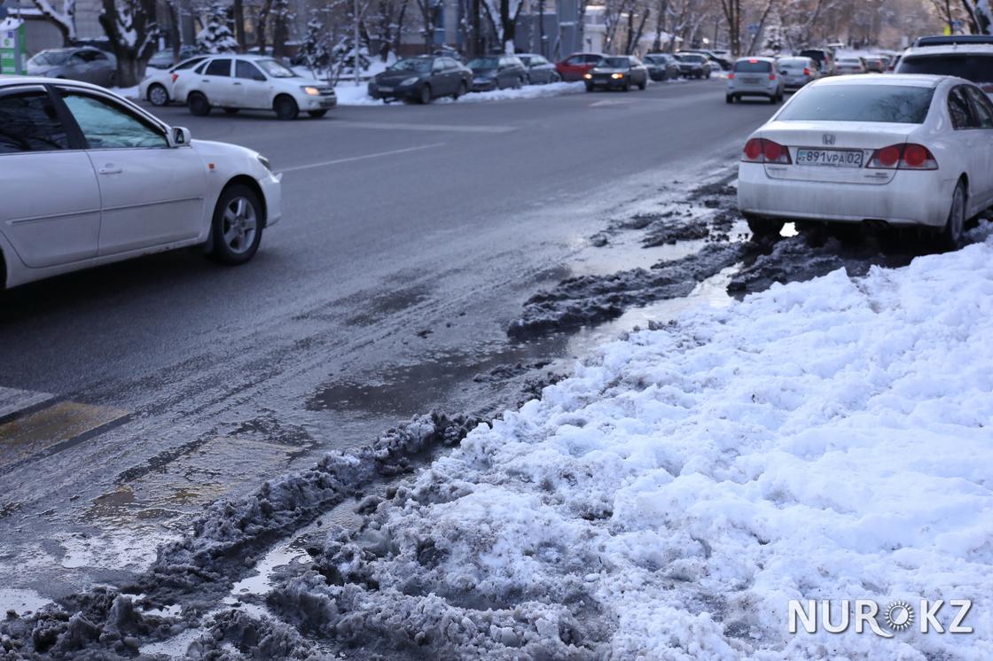 Слякоть в Алматы: после обильного снегопада в городе образовались лужи