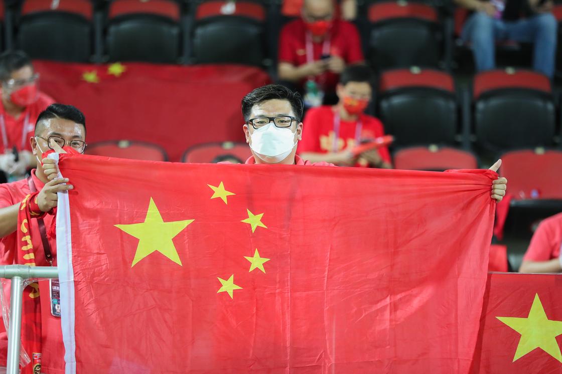 Парень держит китайский флаг