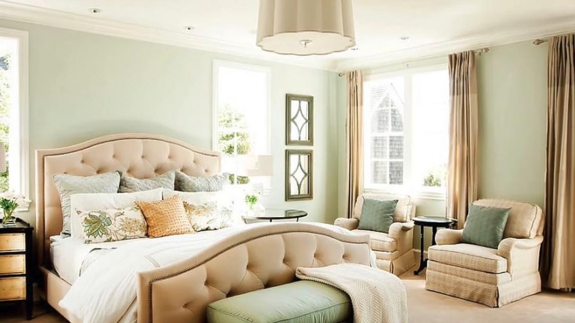 Спальня с мебелью кремового цвета и оливковыми стенами