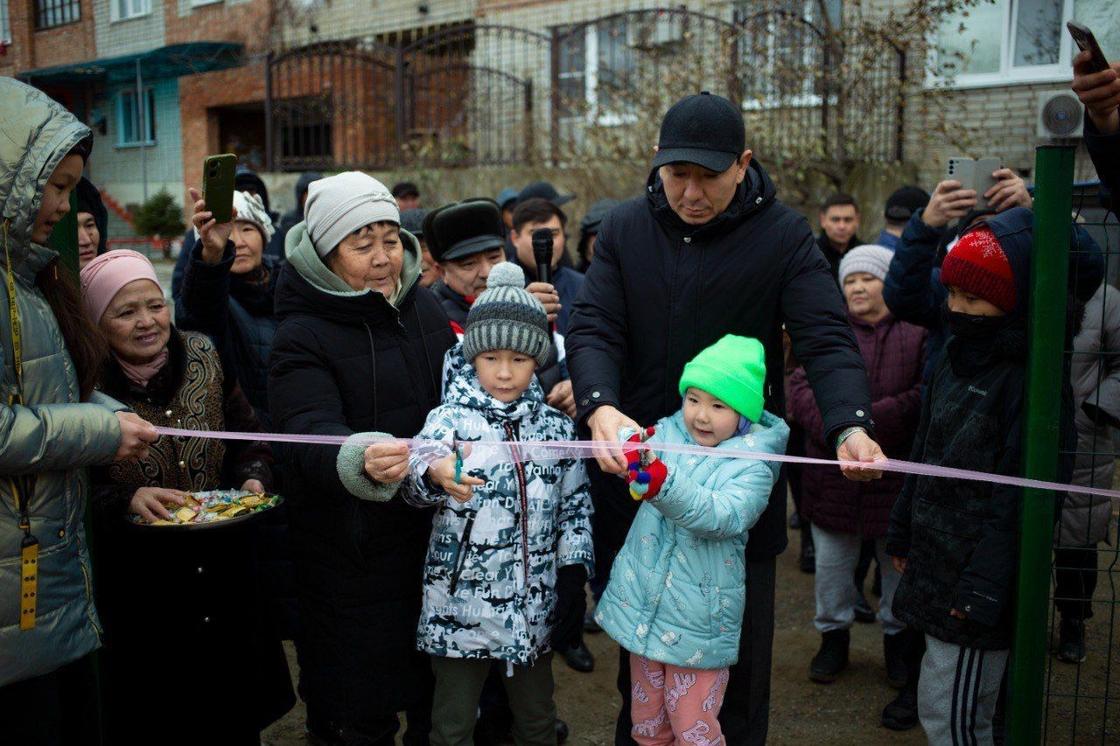 Люди на детской площадке