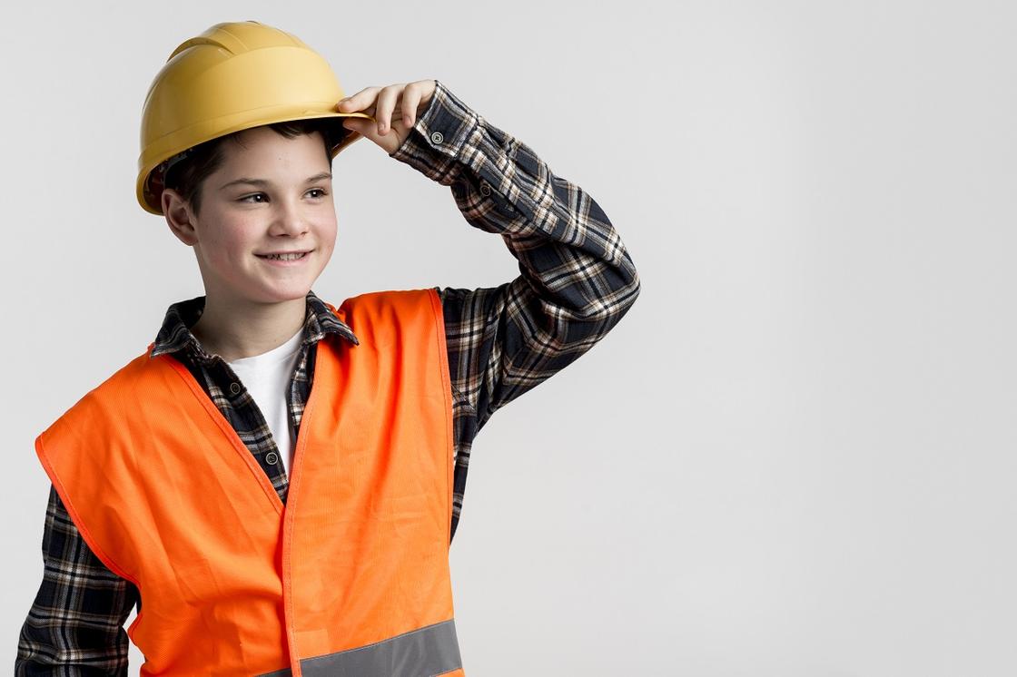 Подросток одетый в строительную форму