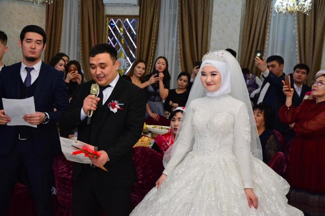 Актюбинские молодожены на своей свадьбе подарили квартиру многодетной семье