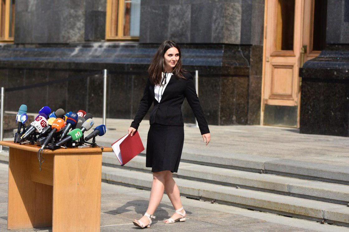 Секс-скандал и ссора с "порохоботами": что известно о новом пресс-секретаре Зеленского (фото, видео)