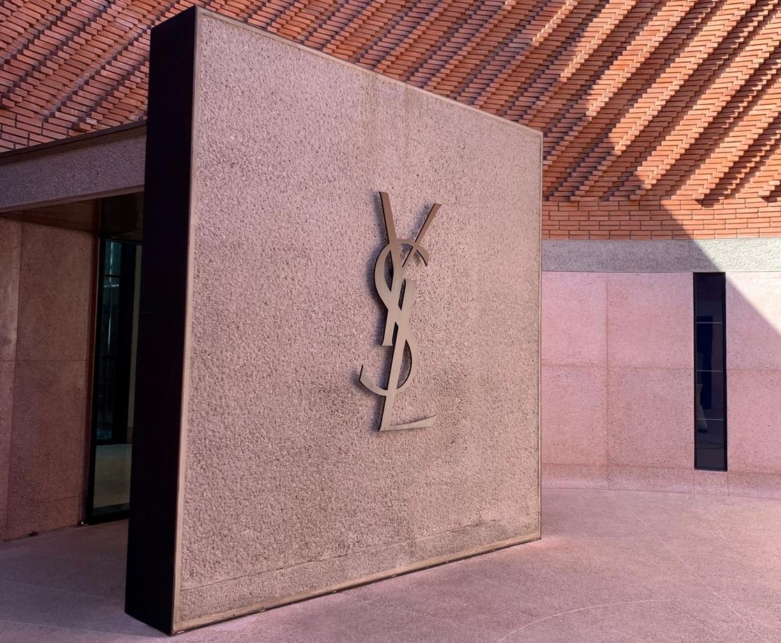 Логотип в музее Ива Сен-Лорана в Марракеше