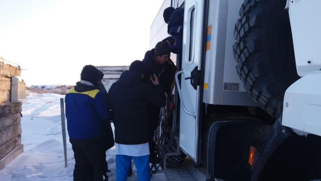 Скорую с пострадавшим вызволили из снежного заноса в Алматинской области (фото)