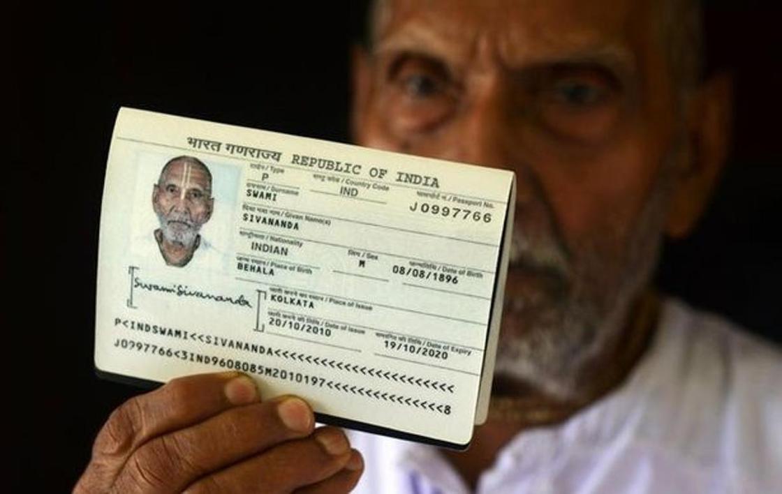 Сотрудники аэропорта не поверили своим глазам, увидев паспорт 123-летнего старика Сотрудники аэропорта не поверили своим глазам, увидев паспорт 123-летнего старика