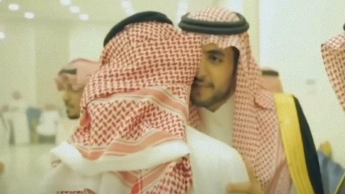 Два араба обнимают друг друга