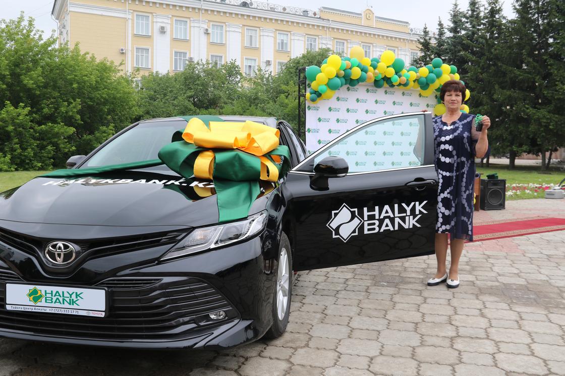 Жительница Уральска выиграла Toyota Camry 70 от Halyk Bank