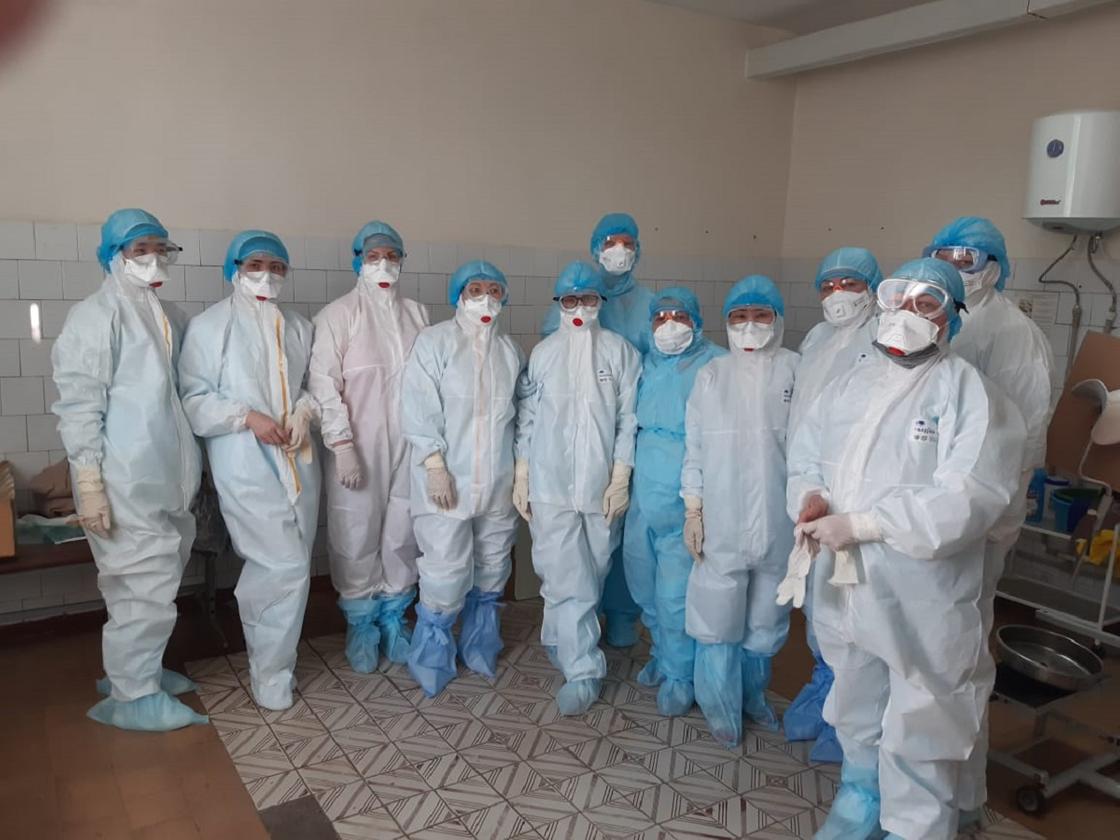 "Кто, если не мы": казахстанские врачи рассказали о работе в "красной зоне"
