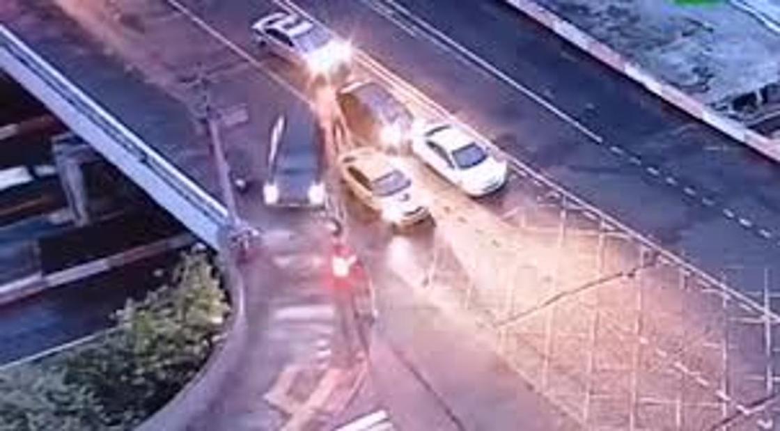 Сын экс-сенатора на внедорожнике сбил полицейского в Москве (видео) Сын экс-сенатора на внедорожнике сбил полицейского в Москве (видео)