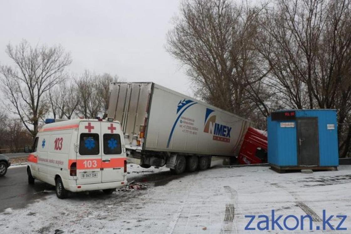 Водитель погиб в аварии с участием фуры на трассе Алматы-Бишкек (фото)
