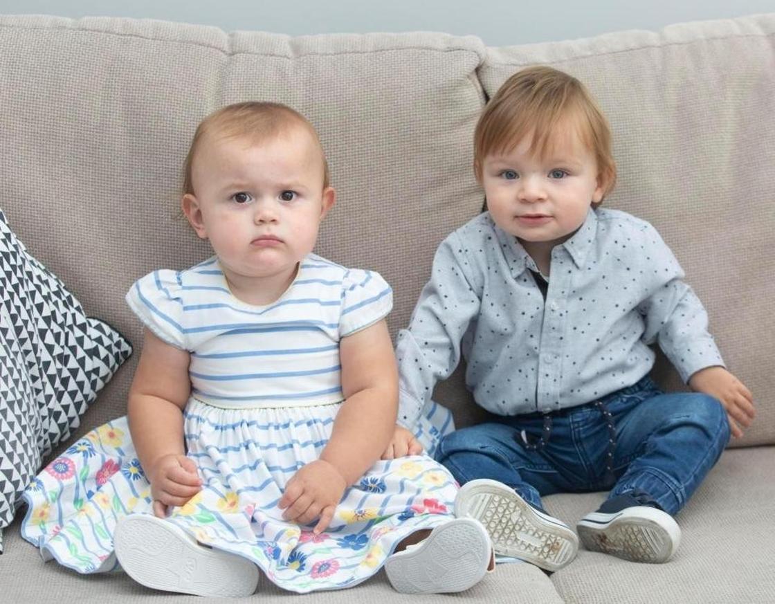 Канадка родила близняшек от разных отцов-геев