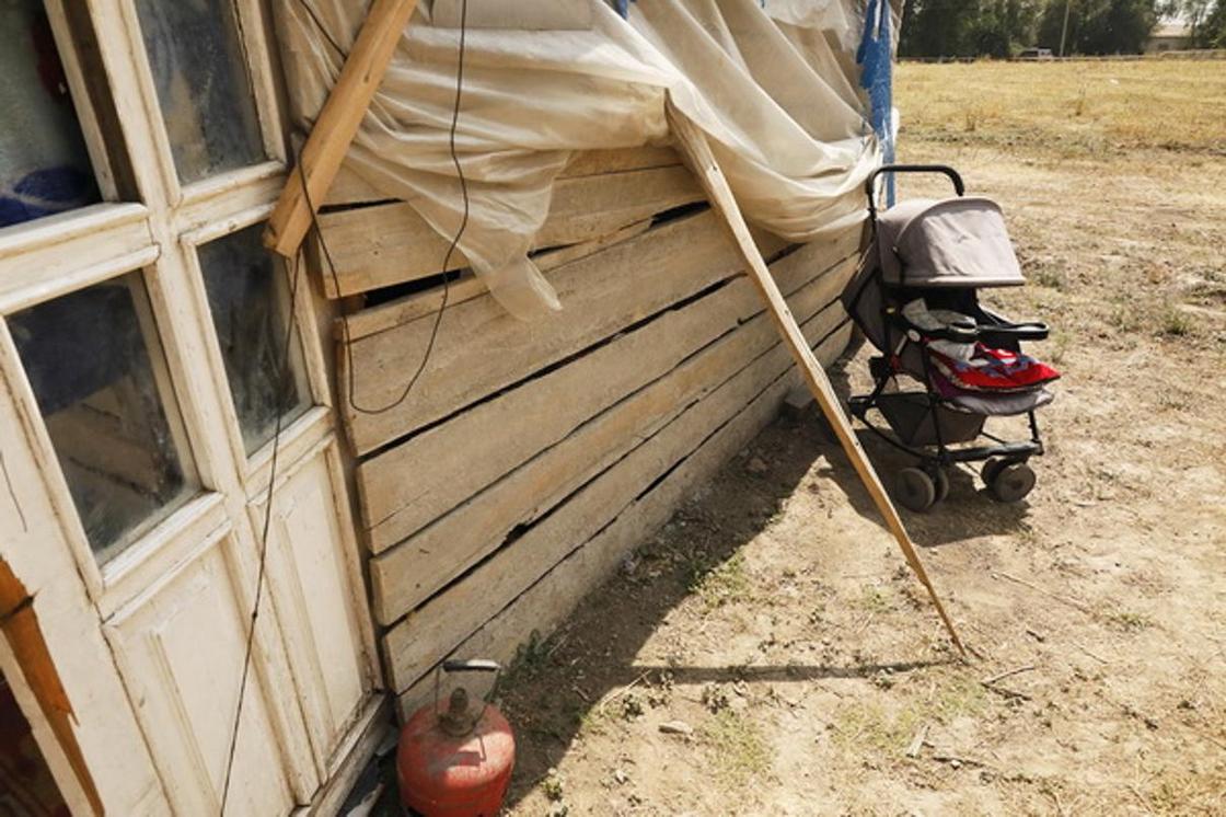 Дочь-инвалид, муж болеет: многодетная мать живет в дырявом шалаше в Узынагаше (фото, видео)