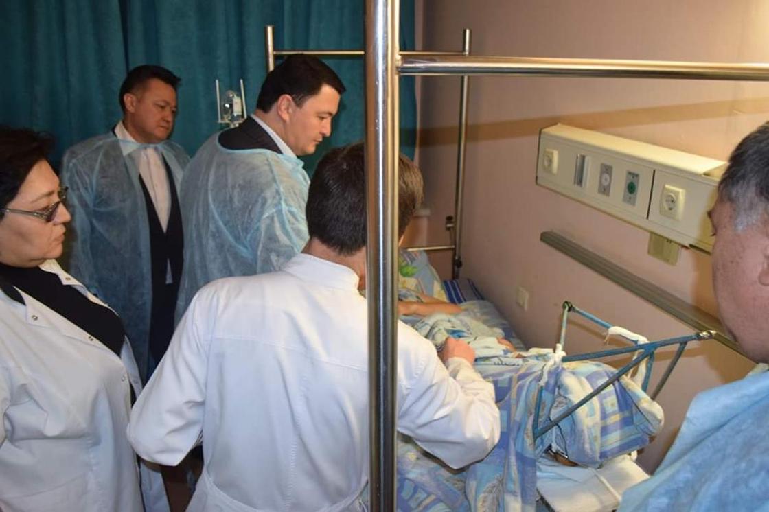 Крушение самолета в Алматы: вице-министр МЗ объехал больницы, в которых лежат пострадавшие