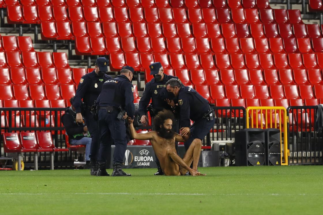 голый мужчина на поле во время матча Гранада Манчестер Юнайтед