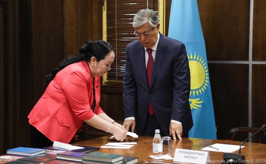 Выборы в Казахстане: Токаев сдает экзамен лингвистической комиссии (фото)