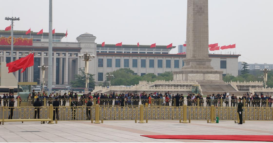 Из-за кортежа Назарбаева на площади Пекина случилось столпотворение (фото)
