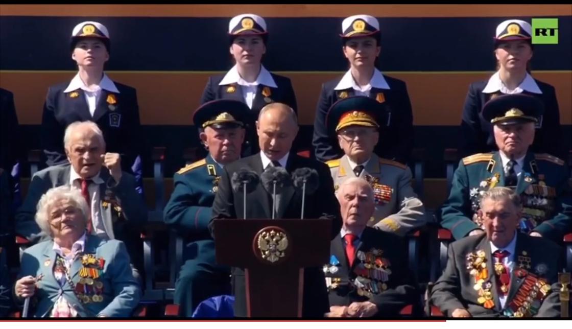 Эмоциональная реакция ветерана на речь Путина попала на видео (видео)