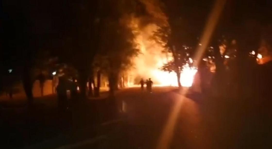 Семья чуть не погибла в жутком пожаре из-за пьяного водителя в Алматы