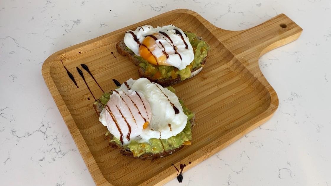 Полезный завтрак с авокадо и яйцом пашот