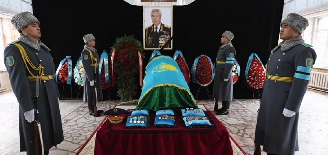 Крушение самолета в Алматы: прошли похороны генерала Кайдарова