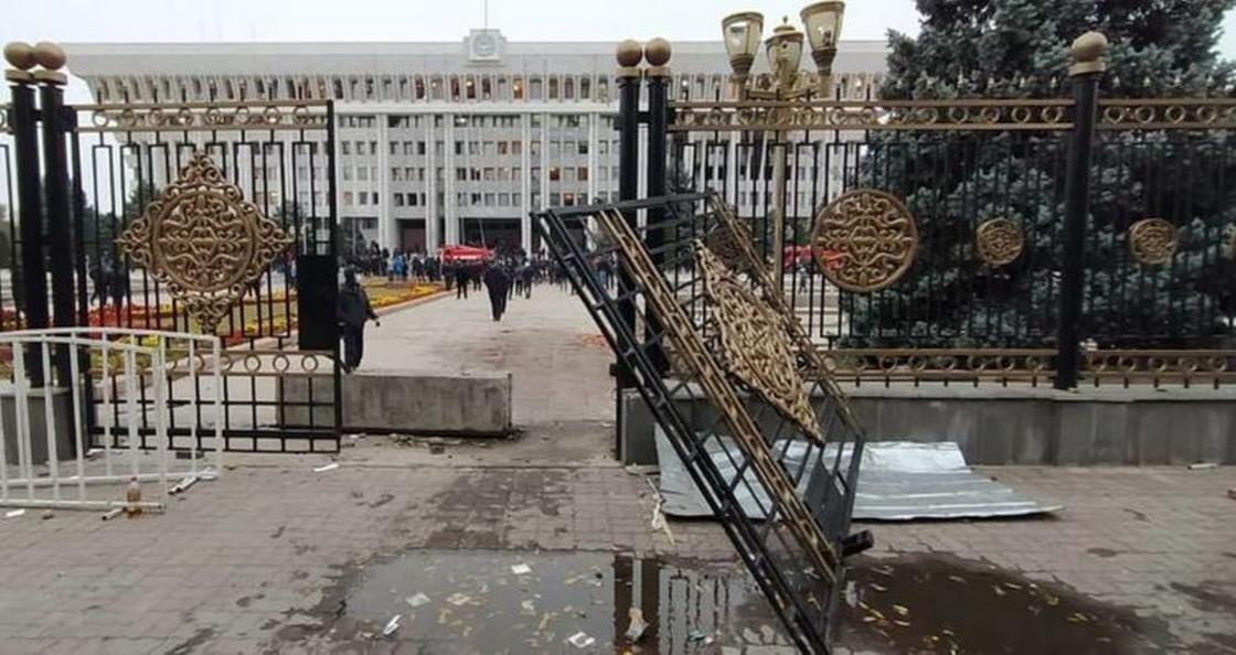 Выломанные ворота у Белого дома в Бишкеке