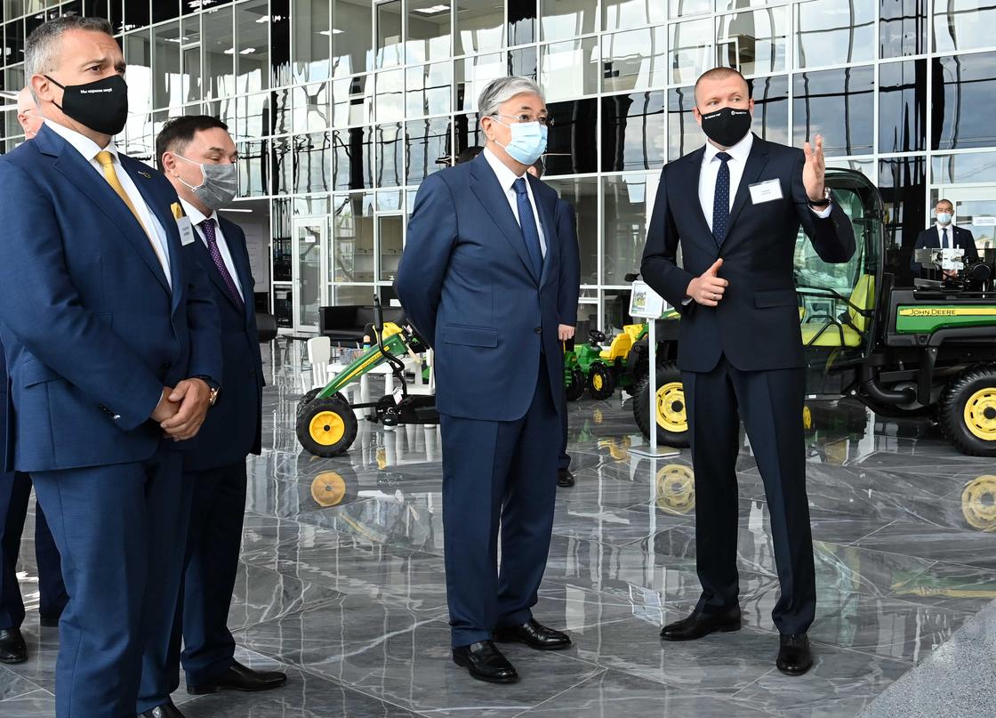 Президент Казахстана Касым-Жомарт Токаев на открытии сервисного центра John Deere
