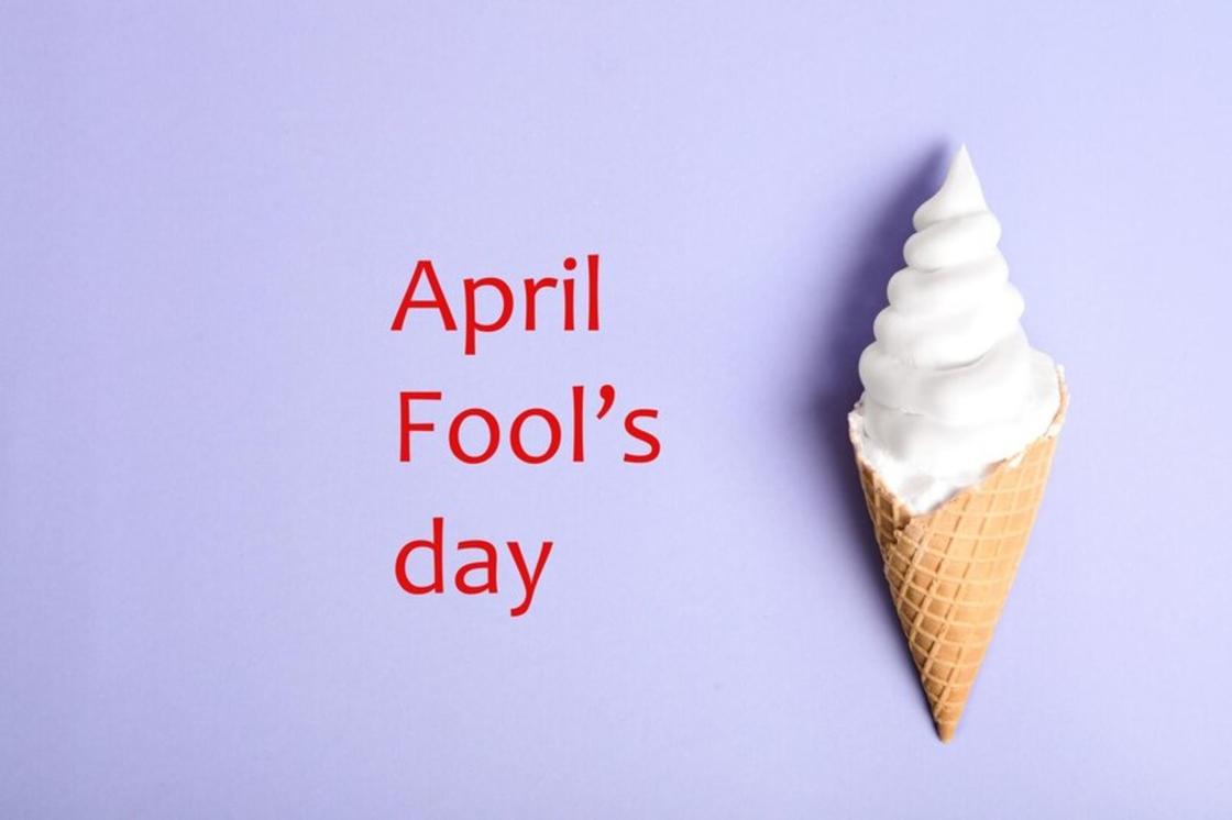 Мороженое из крема для бритья и надпись «Апрель. День дурака»