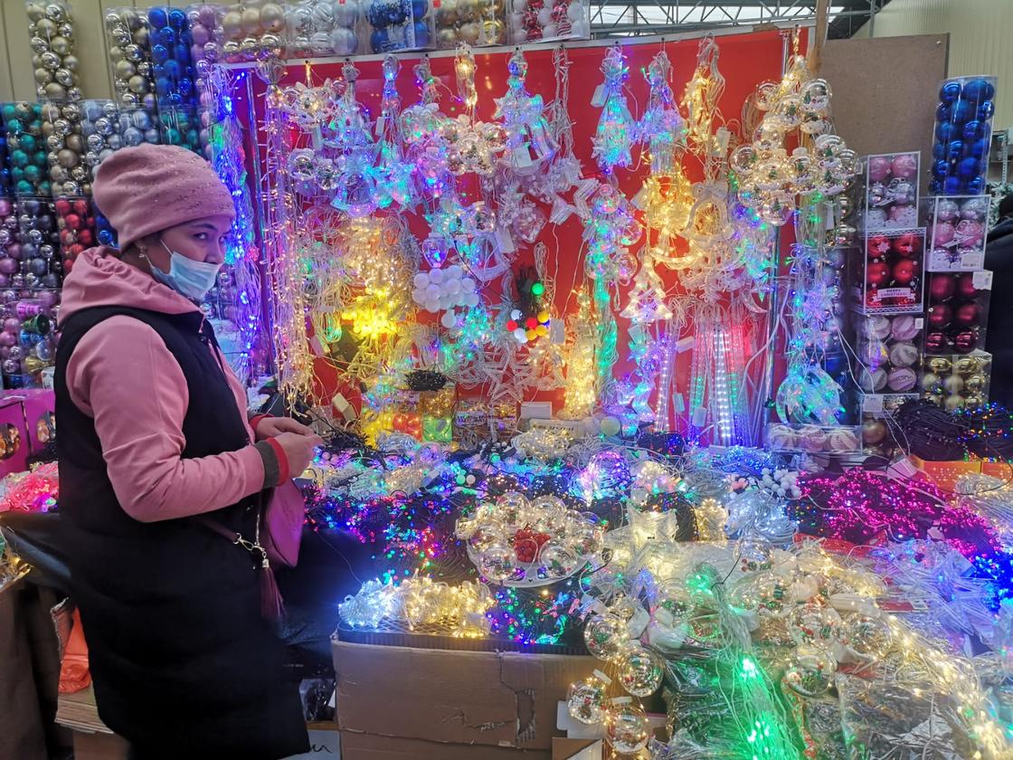 Новогодний декор на барахолке Алматы
