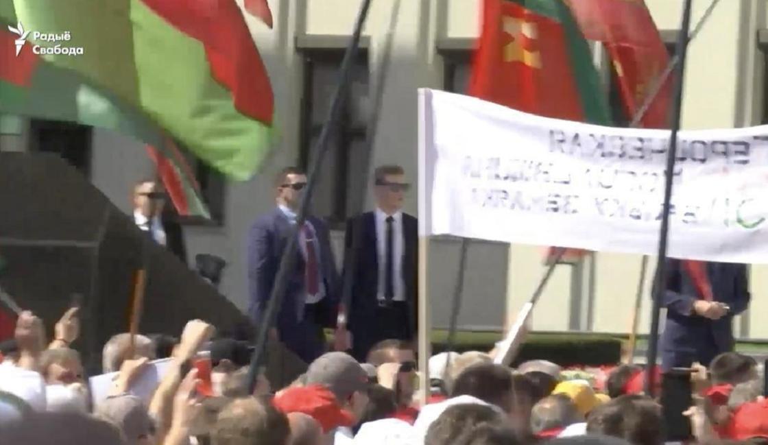 Сын Лукашенко приехал поддержать его на митинге