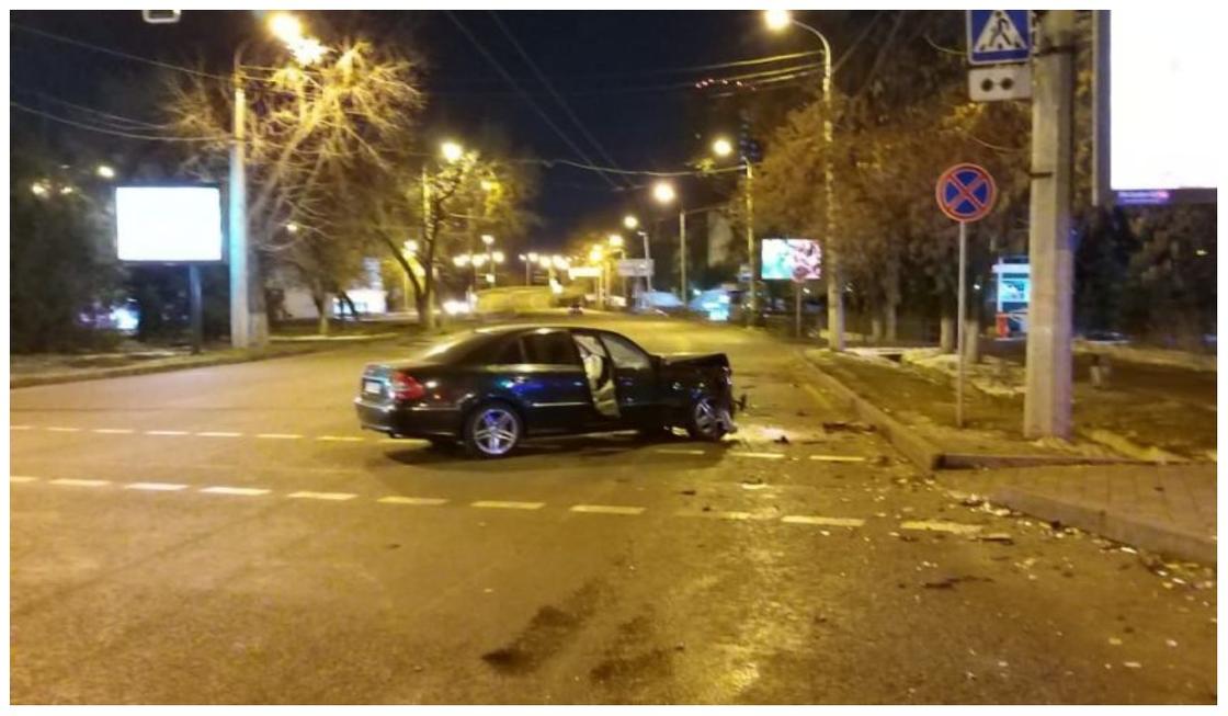 3 человека пострадали в результате столкновения двух Mercedes в Алматы (фото)