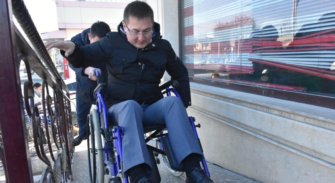 Аким Туркестана прокатился по городу на инвалидной коляске
