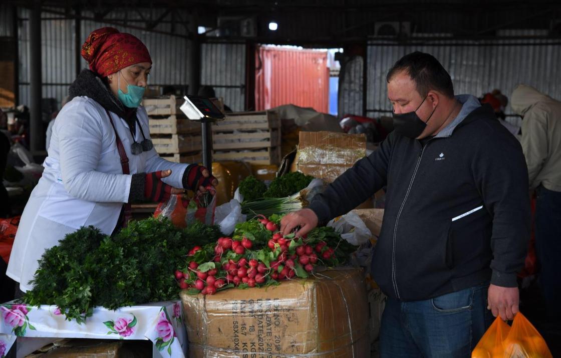 Аким Шымкента осмотрел работу рынков и супермаркетов