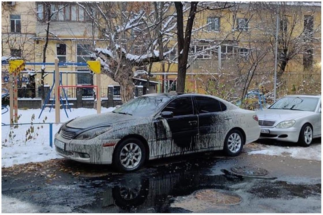 Мусоровоз залил Lexus маслом в Алматы (фото)