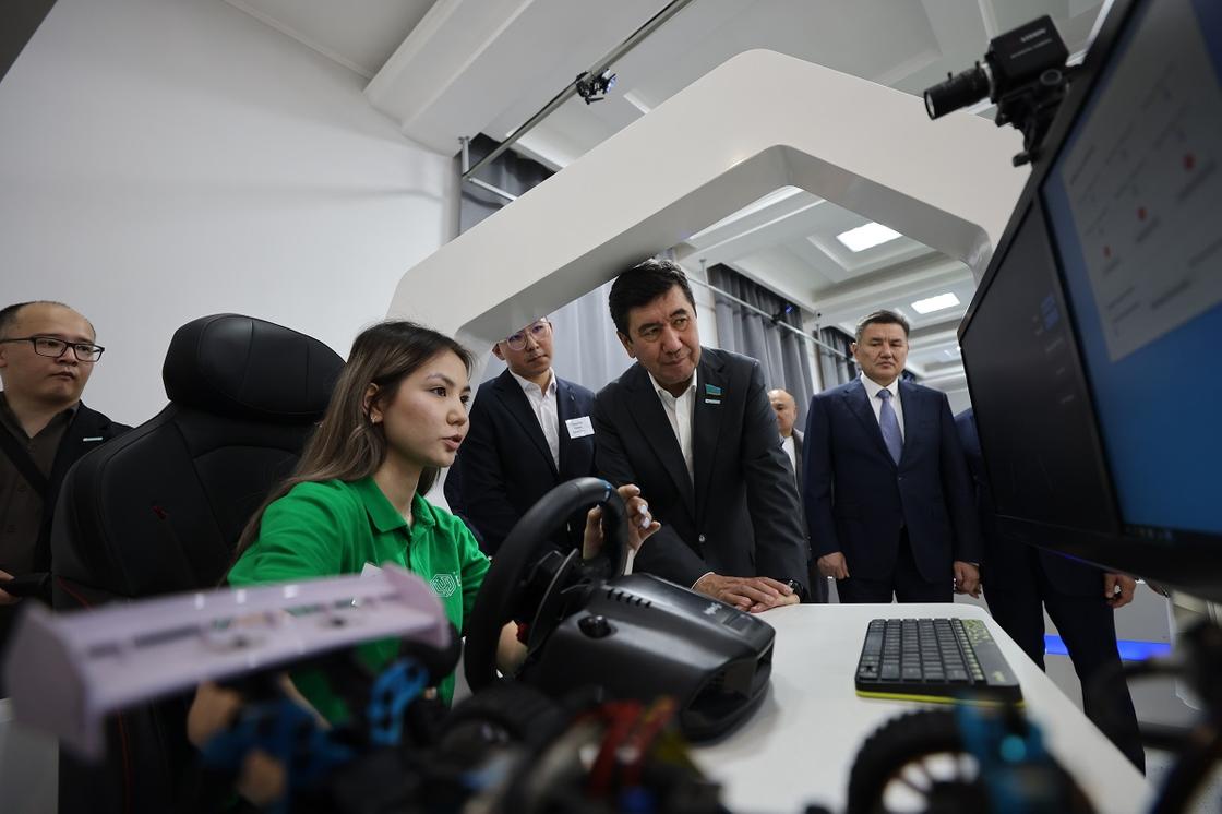 Ерлан Кошанов посетил Мастерскую "Лу Бань"