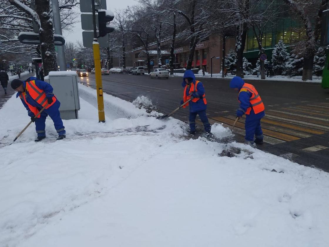 Уборка снега в Алматы