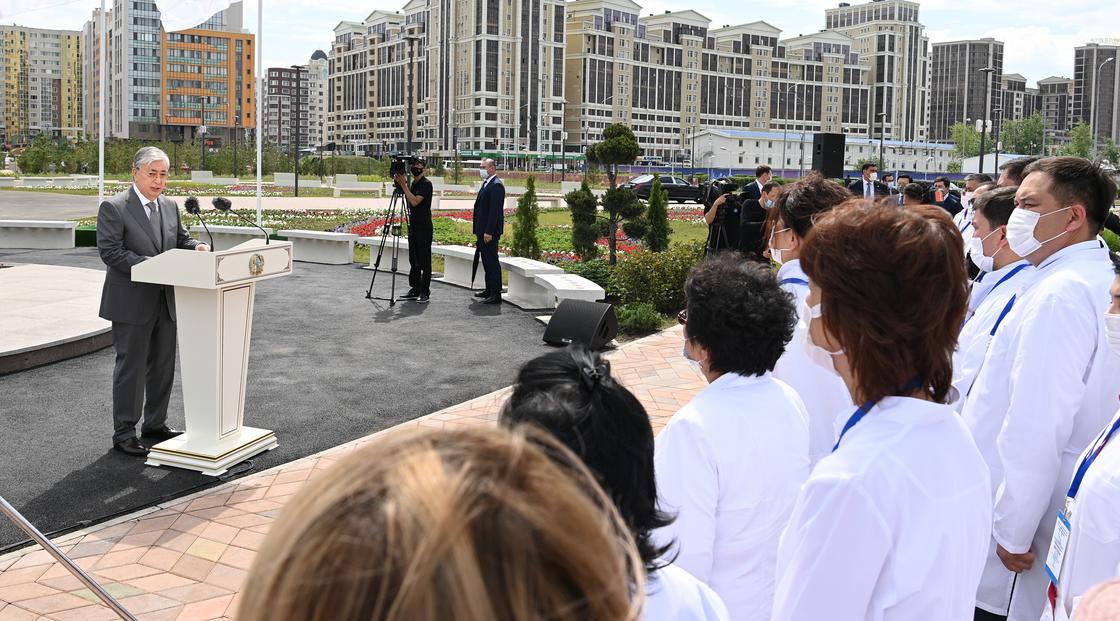 Президент Казахстана Касым-Жомарт Токаев выступает перед медработниками