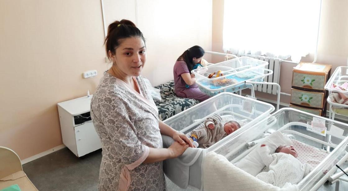 Уникальный случай: женщина родила близнецов с разницей в два месяца в Уральске