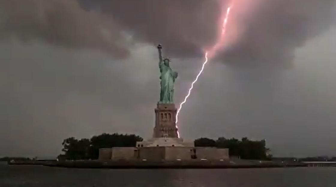 "Абсолютно невероятно": молния ударила в Статую Свободы в США (видео)