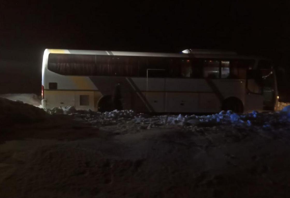 Автобус попал в снежный занос