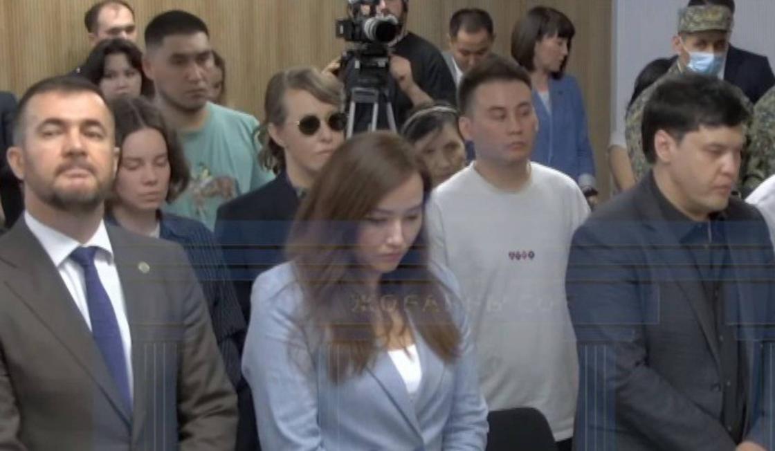 Ксения Собчак на суде (в тёмных очках)
