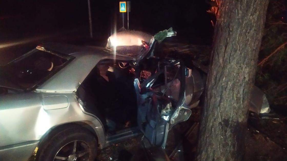 Жуткая авария с Mersedes произошла в Павлодаре (фото)